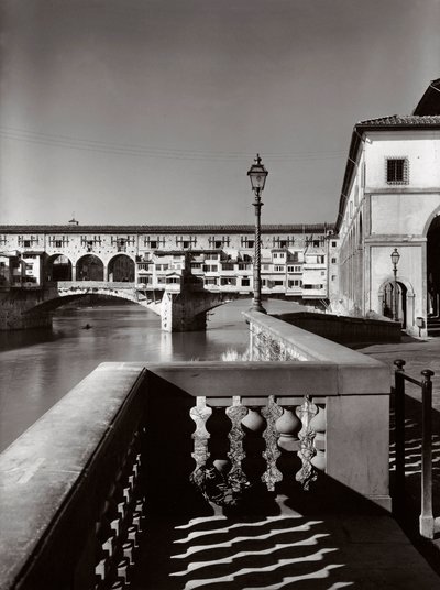Ponte Vecchio, Florencja, Włochy, ok. 1955 (zdjęcie czarno-białe) autorstwa Achille Villani