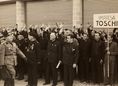 Robotnicy budowlani firmy Mauro Toschi fu Ulisse, pozdrawiają księcia Benito Mussoliniego podczas inauguracji budynków Królewskiego Lotniska „Fausto Fish” w Bolonii, 24.10.1936 (zdjęcie czarno-białe) autorstwa Achille Villani