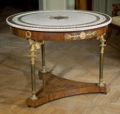 Art France Gueridon ma marmurowy blat pomalowany około 1800 - 1804 autorstwa Adam (attr. to) Weisweiler