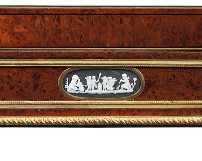 Późne Ludwika XVI ormolu i kamea zadziory z drewna cisowego i mahoniowego travailleuse (ormolu, cis i mahoń) autorstwa Adam Weisweiler