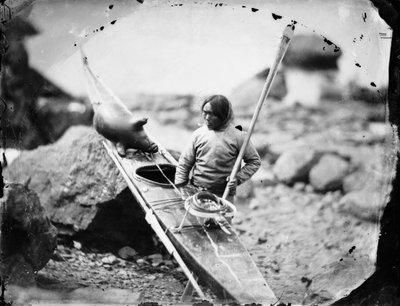 Eskimos z kajakiem autorstwa Admiral Edward Augustus Inglefield