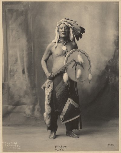 [Wysoki Niedźwiedź z Oceti Sakowin Oyate].
 autorstwa Adolph F. Muhr