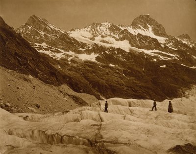 Pejzaż alpejski, Trzej wędrowcy na lodowcu, lata 60. XIX w. (odbitka węglowa) autorstwa Adolphe Braun