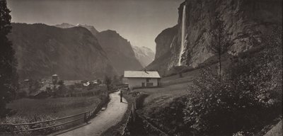 Dolina Lauterbrunnen, Szwajcaria (z albumu Charbons de Braun - widoki wykonane ruchomym obiektywem panoramicznym, 1868) autorstwa Adolphe Braun