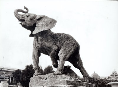 Młody słoń złapany w pułapkę (1878) przez Emmanuela Fremieta (1824-1910) przed Pałacem Trocadero, zbudowanym na Wystawę Powszechną (1878), Paryż, 1888 autorstwa Adolphe Giraudon