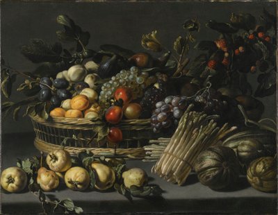 Martwa natura z owocami ułożonymi wysoko w koszu, otoczona pigwami, melonami i szparagami na półce autorstwa Adriaen van Utrecht