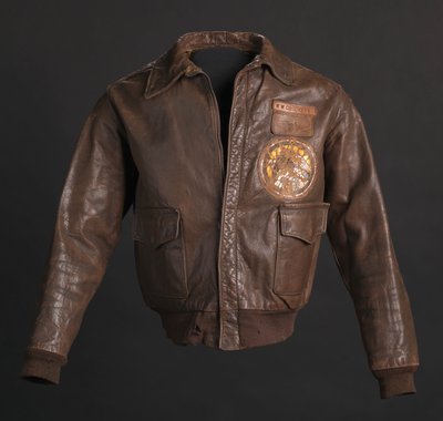 Kurtka lotnicza Tuskegee Airman noszona przez ppłk. Woodrowa W. Crocketta, 1942. autorstwa Aero Leather Clothing Co.
