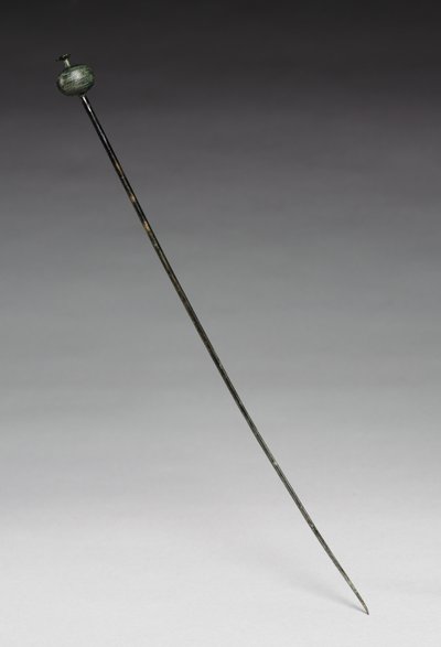 Garment Pin, ok. 1400 pne (odlew i kuty brąz) autorstwa Age Bronze