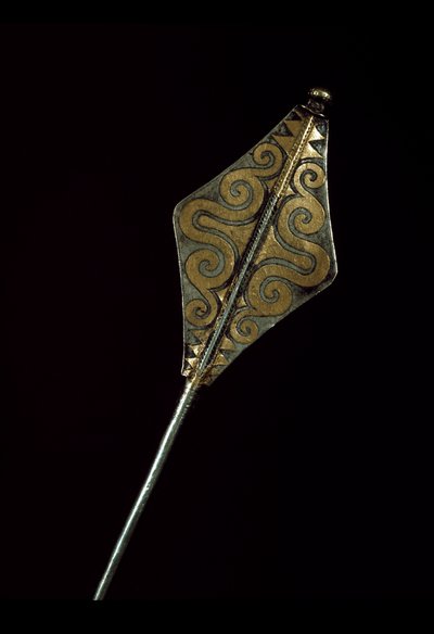 Prehistoria: srebrna broszka inkrustowana złotem Tresora z Borodino (rejon Odessy). 1500 pne. Epoka brązu. Moskwa, Państwowe Muzeum Historyczne autorstwa Age Bronze