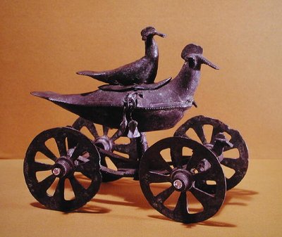 Rydwan wotywny w postaci dwóch ptaków, z Glasinac koło Sarajewa (brąz) autorstwa Iron Age