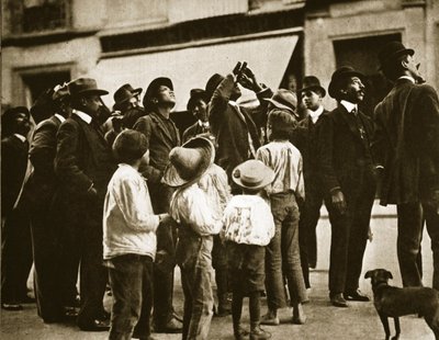Tłum uliczny w Mexico City obserwujący kometę Halleya, kwiecień 1910 r. autorstwa Agustin Victor Casasola
