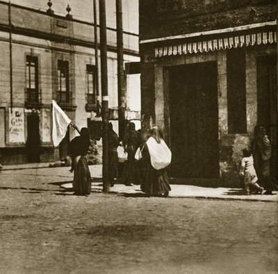 Kobiety spacerujące po ulicach pod białą flagą podczas „La decena tragica” w Mexico City, luty 1913 autorstwa Agustin Victor Casasola