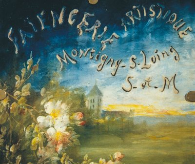 Tablica reklamowa zdobiona krzewami róż, Albert Boue i Georges Delvaux, ok. 1900, ceramika autorstwa Albert Boue