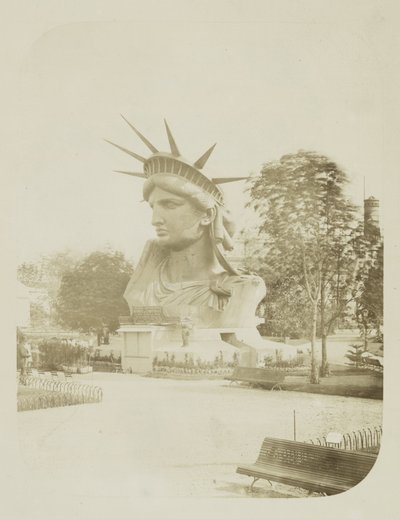Głowa Statuy Wolności na wystawie w parku w Paryżu, 1883 r. autorstwa Albert Fernique