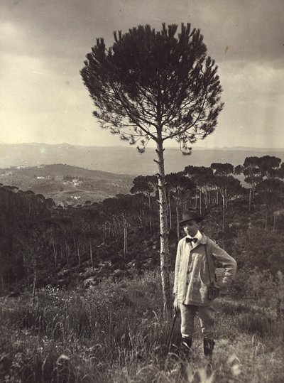 Z albumu "Ricordi fiorentini" (Wspomnienia z Florencji), portret malarza Memo Ghini na wsi, 27.08.1919 (zdjęcie czarno-białe) autorstwa Alberto Fierli