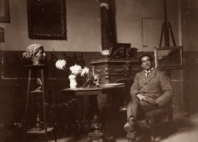 Rzeźbiarz Mario Pelagatti w swojej pracowni, Florencja, 20.11.1920 (zdjęcie czarno-białe) autorstwa Alberto Fierli