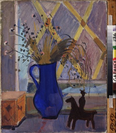 Podczas oblężenia Leningradu (Sankt Petersburg). Bukiet w niebieskim wazonie. Obraz Aleksandra Izaakowicza Rusakowa (1898-1952), olej na płótnie, ok. 1943 r. Sztuka rosyjska XX w., sztuka współczesna. Państwowe Muzeum Sztuki Mordowskiej S. Ersji, Sarańsk ( autorstwa Aleksandr Isaakovich Rusakov