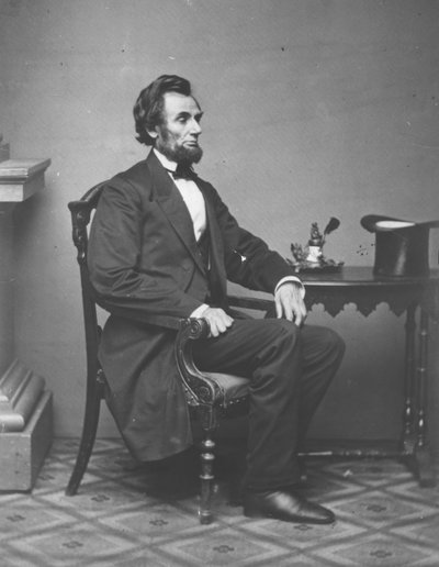 Abraham Lincoln, portret pełnometrażowy, w pozycji siedzącej, 1861 autorstwa Alexander Gardner