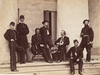Generał brygady Gustavus A. DeRussy i sztab na schodach Arlington House, Arlington..., maj 1864. autorstwa Alexander Gardner