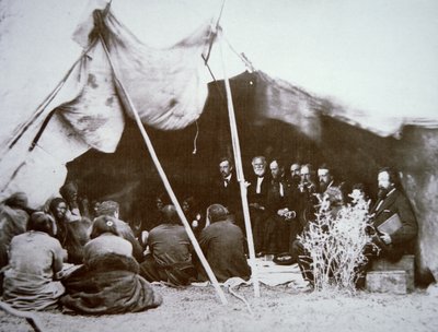 Generał William T. Sherman (1820-91) przewodniczy traktatowi w Fort Laramie z Chief Red Cloud, kwiecień 1868 (zdjęcie czarno-białe) autorstwa Alexander Gardner