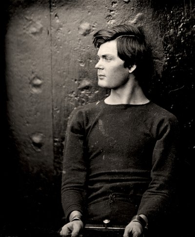 Lewis Powell w żelazkach na nadgarstki na pokładzie USS Saugus, 1865 r autorstwa Alexander Gardner