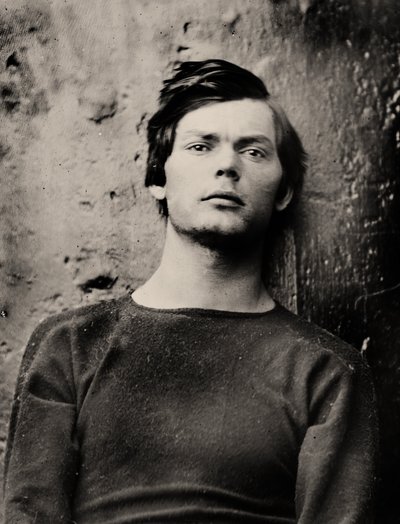 Lewis Powell w żelazkach na nadgarstki na pokładzie USS Saugus, 1865 r autorstwa Alexander Gardner
