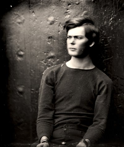 Lewis Powell w żelazkach na nadgarstki na pokładzie USS Saugus, 1865 r autorstwa Alexander Gardner