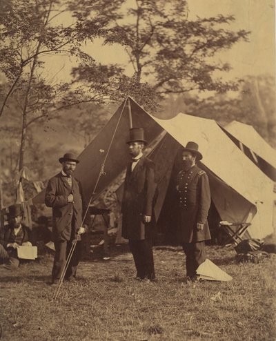 [Prezydent Abraham Lincoln, generał dywizji John A. McClernand po prawej, i EJ…, 4 października 1862. autorstwa Alexander Gardner