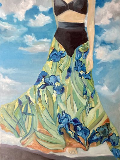 Kobieta w zwiewnej spódnicy w irysy autorstwa Alexandra Higgins