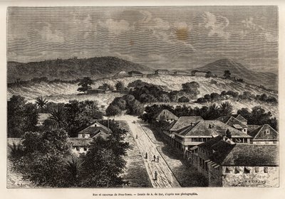 Rue et barracks de Freetown, Sierra Leone, rycina według rysunku A. de Bar, ilustrująca podróż na Wybrzeże Afrykańskie w 1868 r., autorstwa wiceadmirała Fleuriot de Langles, opublikowana w „Le tour du monde” 1873, pod redakcją autorstwa Edouarda Chartona,  autorstwa Alexandre de (after) Bar