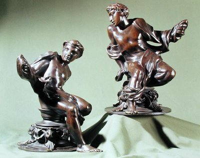 Para klasycznych męskich aktów, zaprojektowanych jako zwieńczenia błotników, wyprodukowana przez Henry E. Hoole & Co. autorstwa Alfred George Stevens