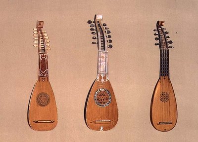 (LtoR) Pandurina z 1734 r. i dwie mediolańskie mandoliny z 1775 i 1739 r. z „Instrumentów muzycznych” (kolorowa lito) autorstwa Alfred James Hipkins