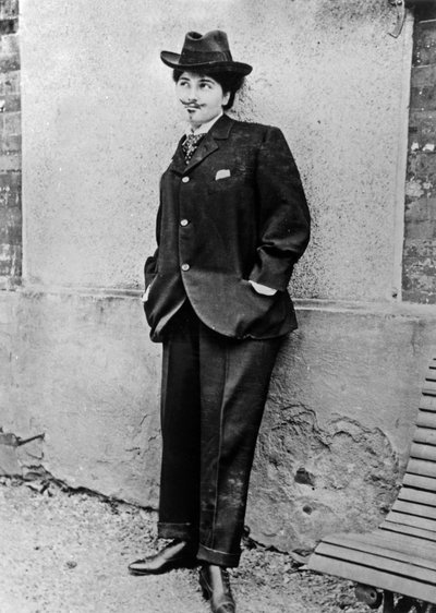 Mission Nathanson (1872-1950) przyszły sert misji, przebrany za mężczyznę, ok. 1900, fot. Alfred Nathanson autorstwa Alfred Natanson