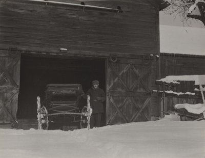 Stodoła, powóz i śnieg autorstwa Alfred Stieglitz
