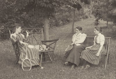 Emmy Obermeyer, Agnes Stieglitz i Flora Small w Oaklawn autorstwa Alfred Stieglitz