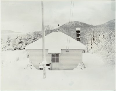 Pierwszy śnieg i mały domek autorstwa Alfred Stieglitz