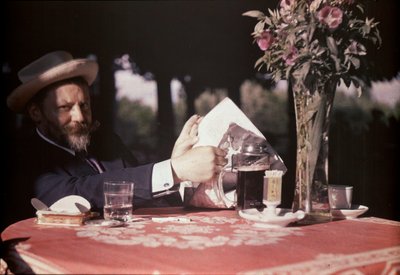 Frank Eugene siedzący przy stole autorstwa Alfred Stieglitz