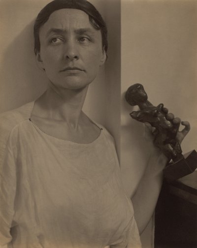 Georgia O’Keeffe z rzeźbą Matisse’a autorstwa Alfred Stieglitz