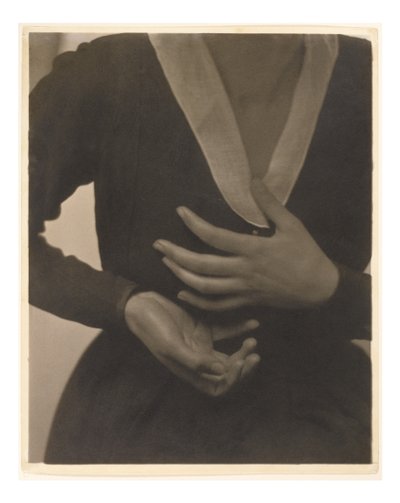 Ręce Georgii O’Keeffe w galerii 291 autorstwa Alfred Stieglitz