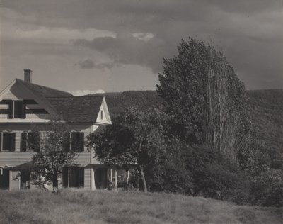 Dom i topole, Lake George autorstwa Alfred Stieglitz