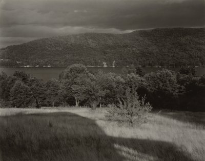 Jezioro George widziane ze wzgórza autorstwa Alfred Stieglitz