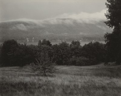 Jezioro George widziane ze wzgórza autorstwa Alfred Stieglitz