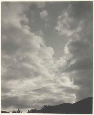 Muzyka - sekwencja dziesięciu fotografii chmur, nr II autorstwa Alfred Stieglitz