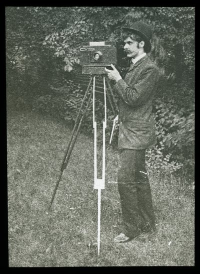 Autoportret z aparatem, statywem i pistoletem autorstwa Alfred Stieglitz