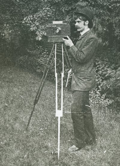 Autoportret z aparatem, statywem i pistoletem, 1886. autorstwa Alfred Stieglitz