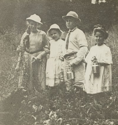 Bez tytułu Flora, Elizabeth, Howard i Kitty na polu Lake George, 190305. autorstwa Alfred Stieglitz