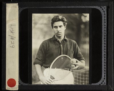 Bez tytułu Siostrzeniec Edward z rakietą tenisową, ok. 1930 r. 1917. autorstwa Alfred Stieglitz