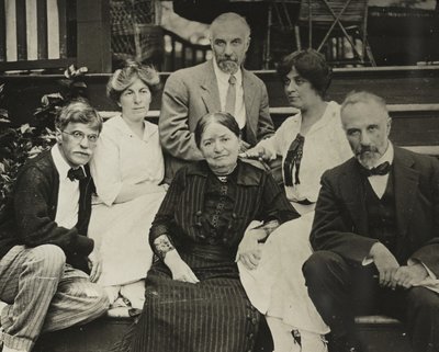 Bez tytułu Stieglitz, Agnes, matka Jadwiga, Julius, Selma i Lee na schodach Oaklawn, 1910 lub 1912. autorstwa Alfred Stieglitz