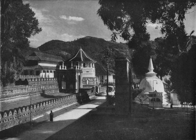 Świątynia Świętego Zęba i Dagoby, Kandy, Cejlon, c1890, 1910 autorstwa Alfred William Amandus Plate