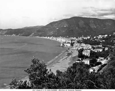 Panoramiczny widok miasta Alassio, prowincja Savona, ok. 1915-20 (zdjęcie czarno-białe) autorstwa Fratelli Alinari